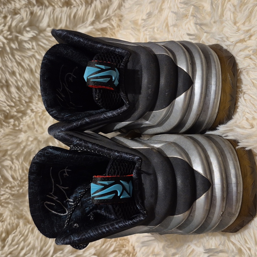 Men Silver and Black Athletic Shoes - Picture 3 of 6